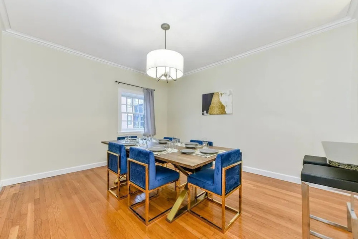 Stylish 2br 2ba Apt in Beacon Hill by Domio