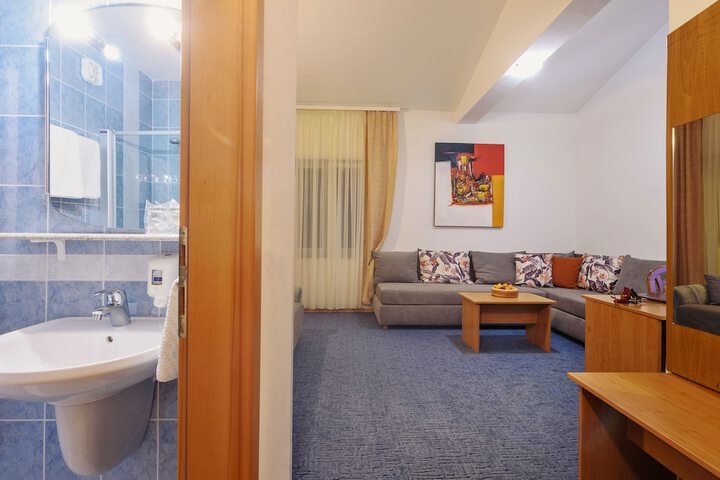Room 12 of 38