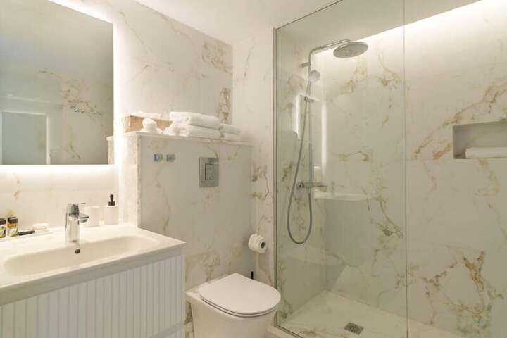 Room 52 of 143