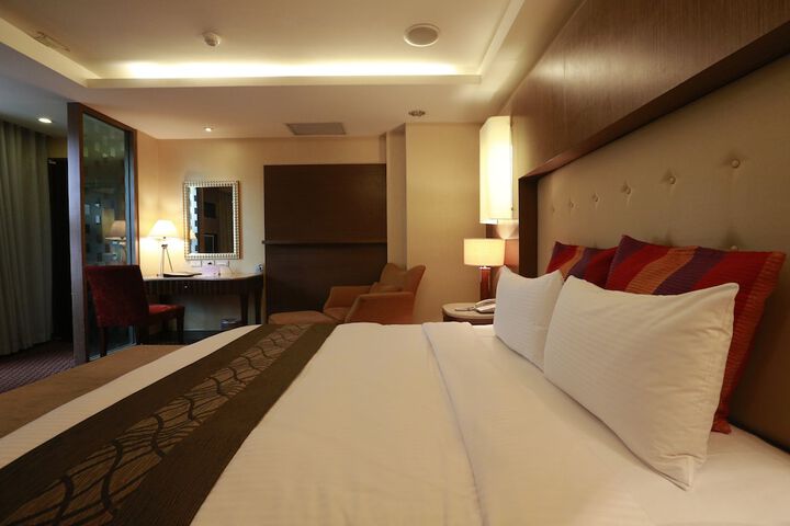 Room 7 of 33