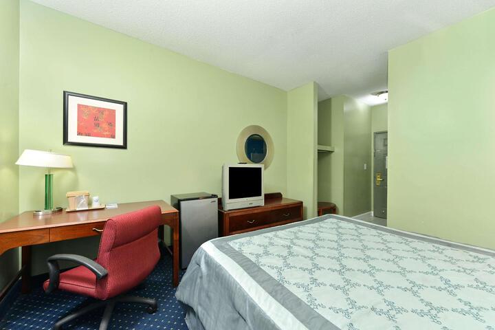 1 King Bed (4 of 6)