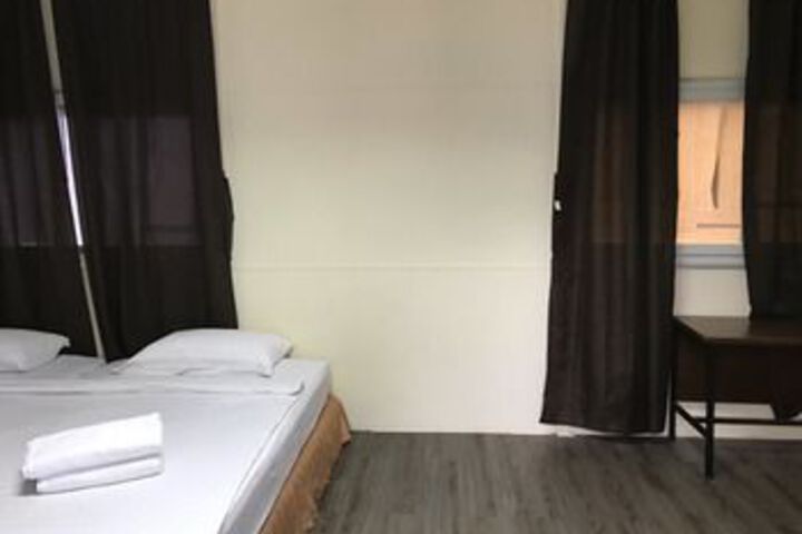 Room 7 of 12