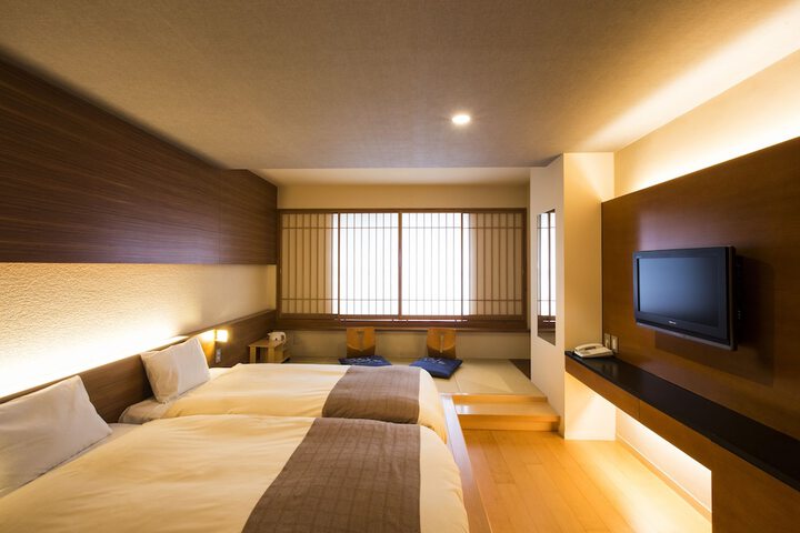 Room 8 of 83
