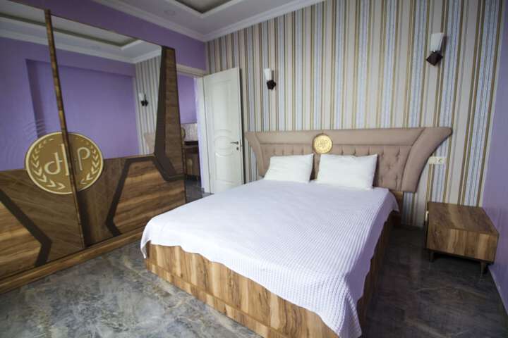 Room 6 of 35