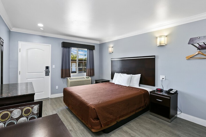Standard | King Bed (16 of 18)