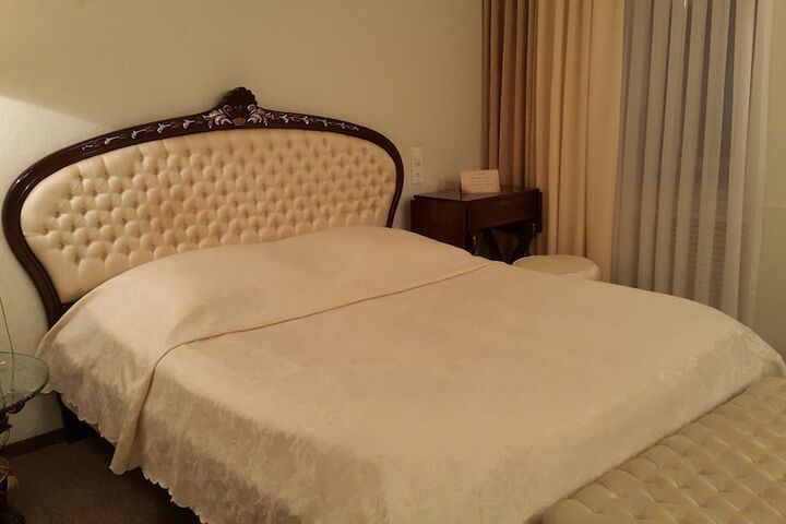 Room 13 of 107