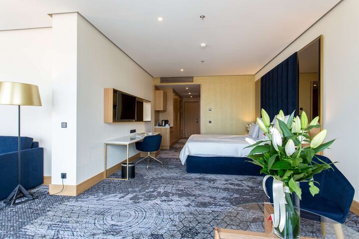 Room 13 of 80