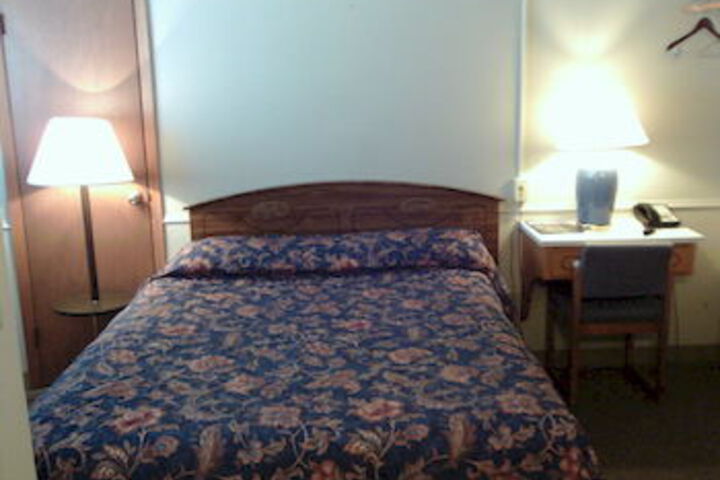 Room 7 of 12