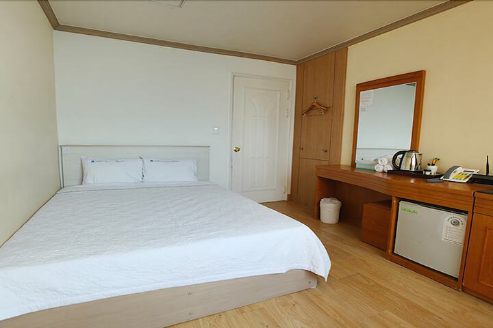 Room 15 of 16