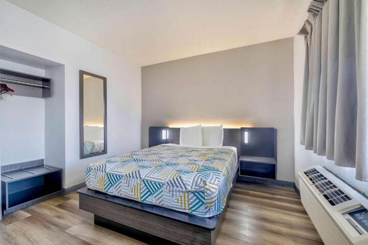 1 Queen Bed (5 of 9)