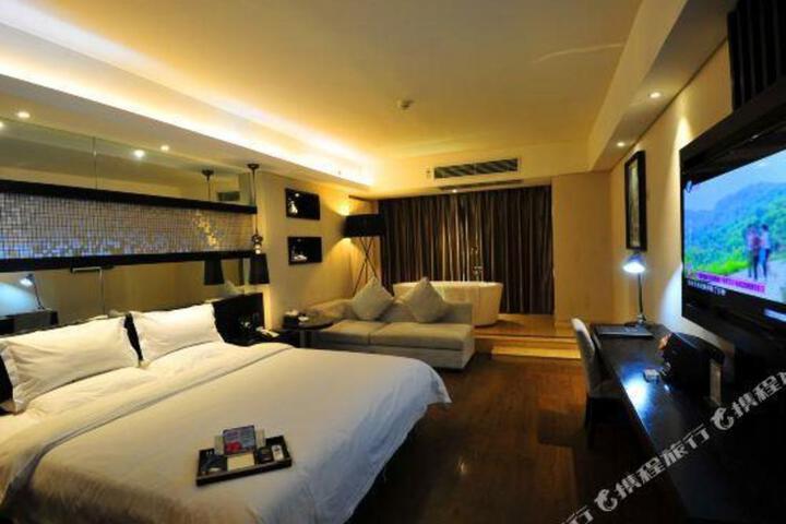Boytws Hotel (Zhumadian High Speed ​​Railway CBD Wenming Road)