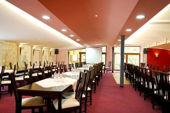 Business Center 7 of 49