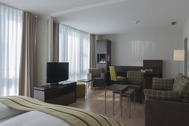 Room 44 of 193