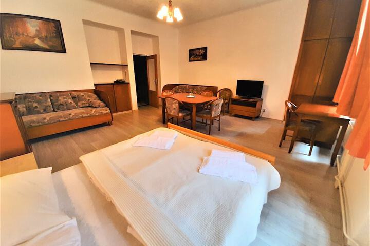 Room 9 of 33