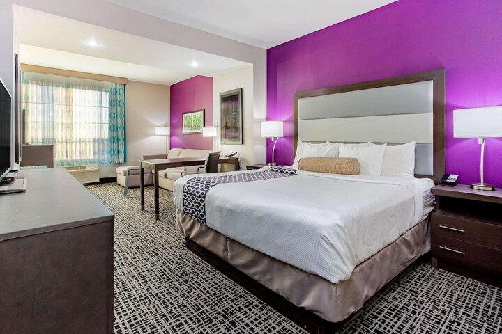 1 King Bed (2 of 9)