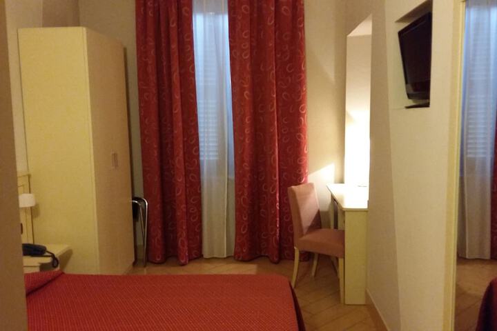 Room 8 of 28