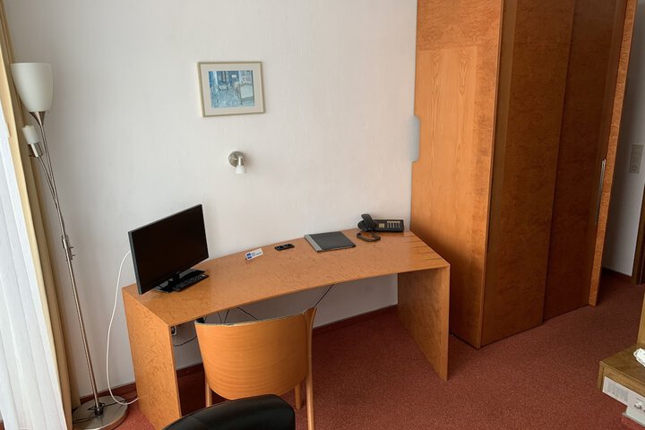 Room 27 of 77