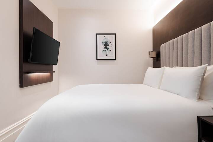 Room 32 of 68