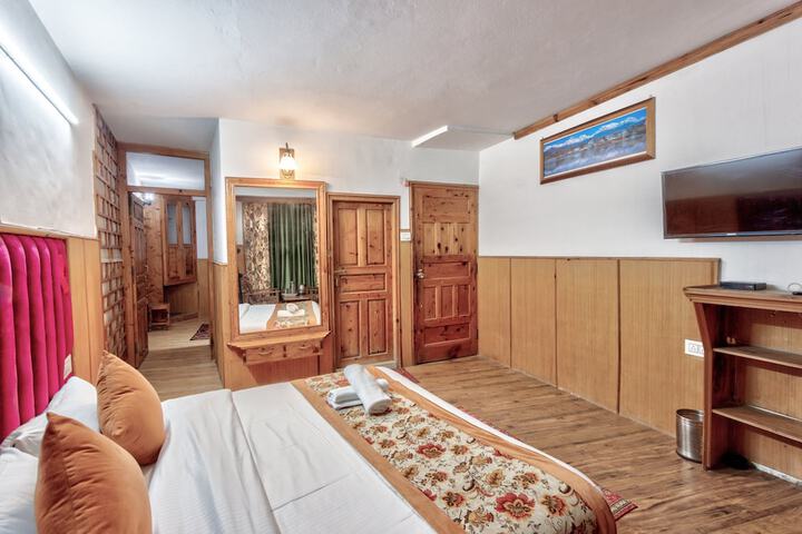 Room 4 of 20