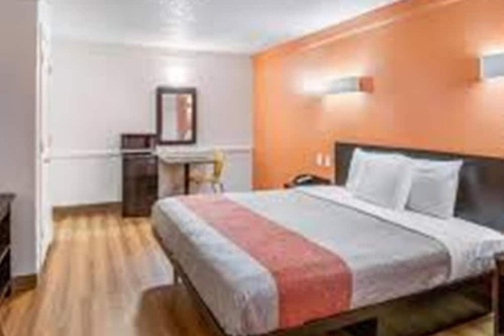 1 King Bed (11 of 16)