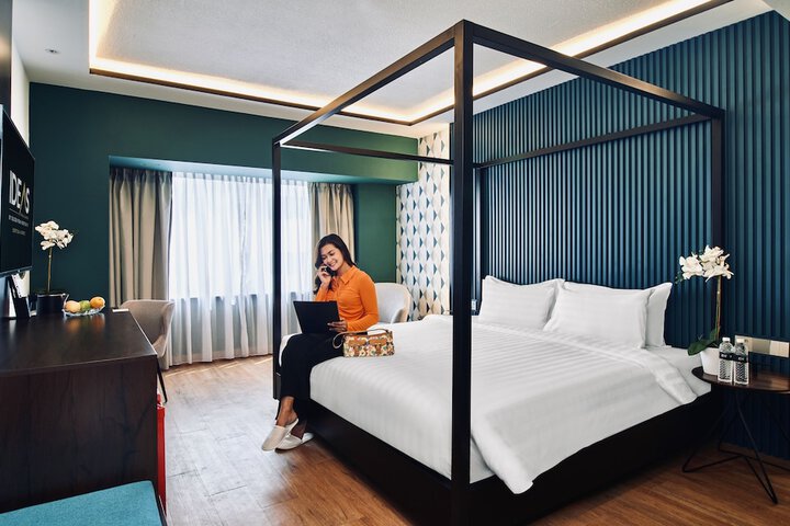Room 5 of 33