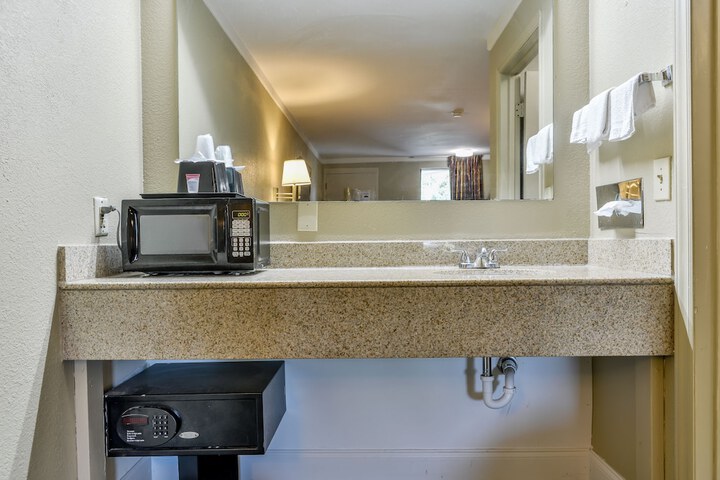 Standard Room, King or Two Doubles (4 of 5)