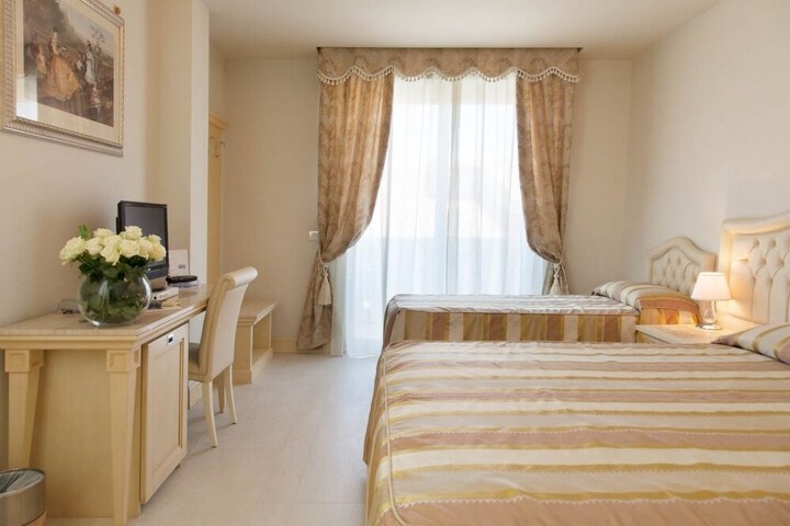Room 6 of 119