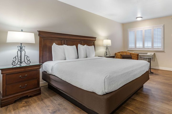 1 King Bed Microwave and Refrigerator WiFi Full Breakfast (2 of 9)
