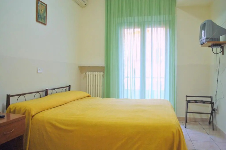 Room 5 of 10