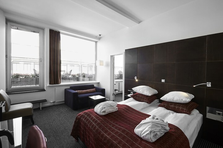 Room 32 of 86