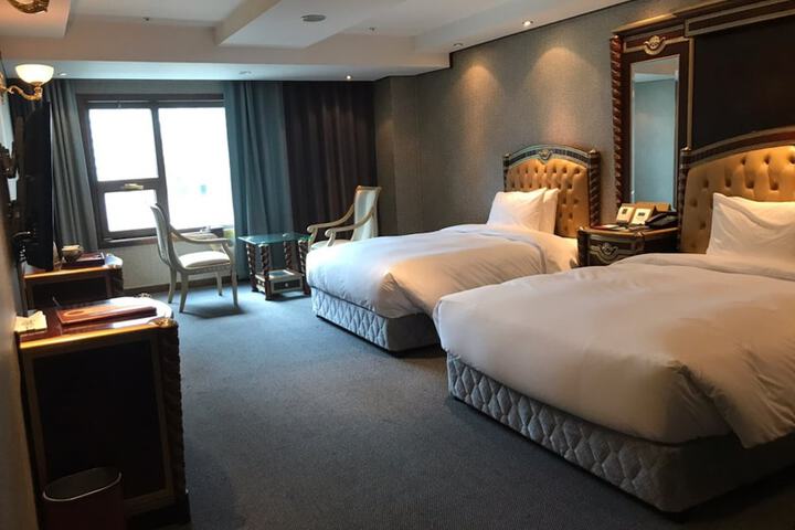 Room 12 of 51