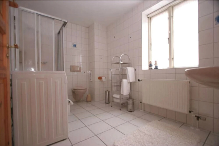 Room 5 of 8