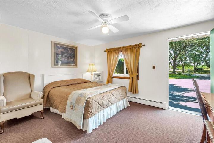 Economy Double Room (6 of 6)