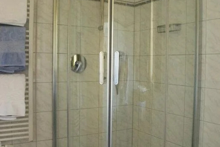 Room 6 of 11