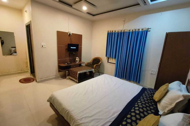 Room 4 of 9