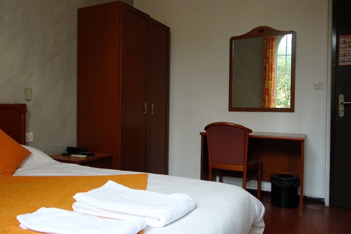 Room 6 of 12