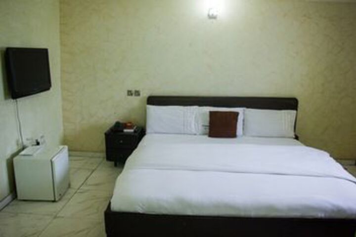 Room 18 of 37