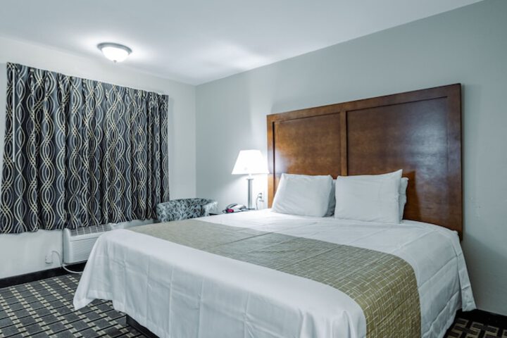 1 King Bed (6 of 7)