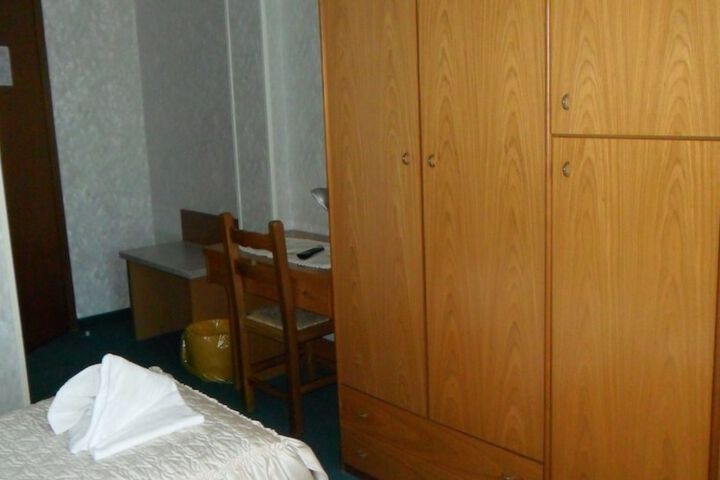 Room 3 of 40