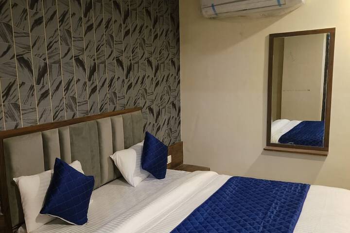 Room 5 of 13