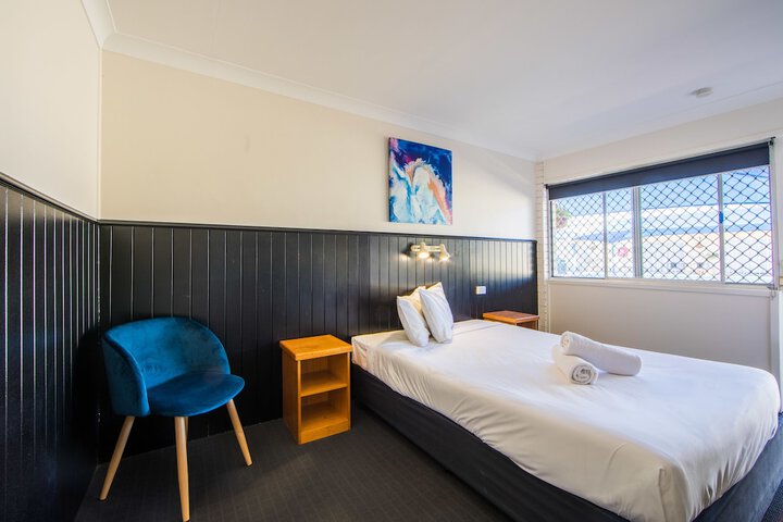 Room 6 of 32