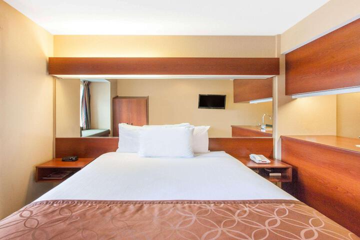 1 Queen Bed (10 of 17)