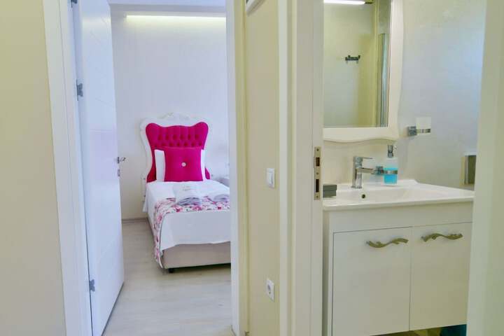 Room 21 of 106