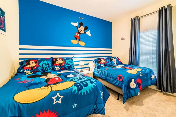 Room 4 of 33