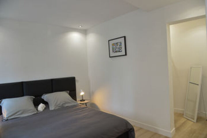 Room 5 of 16