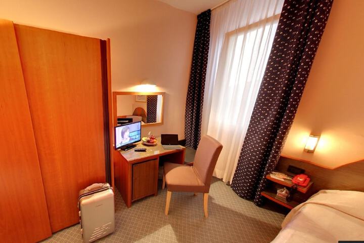Room 9 of 16