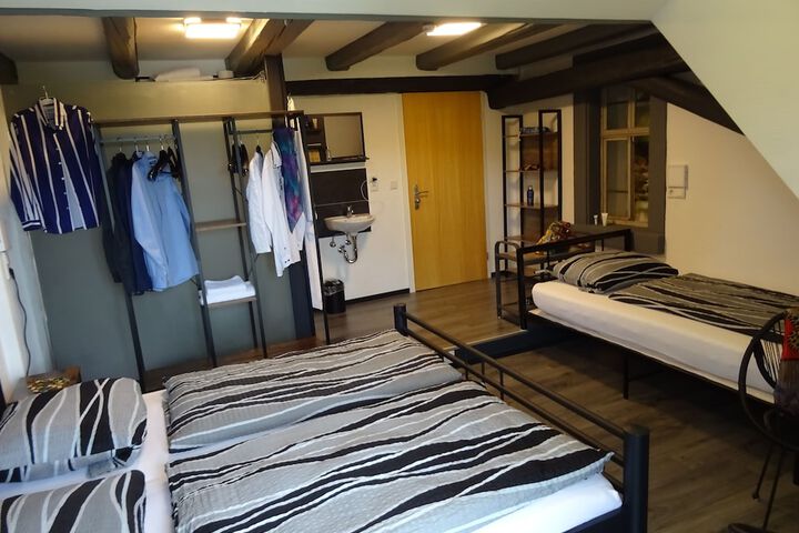 Room 32 of 442