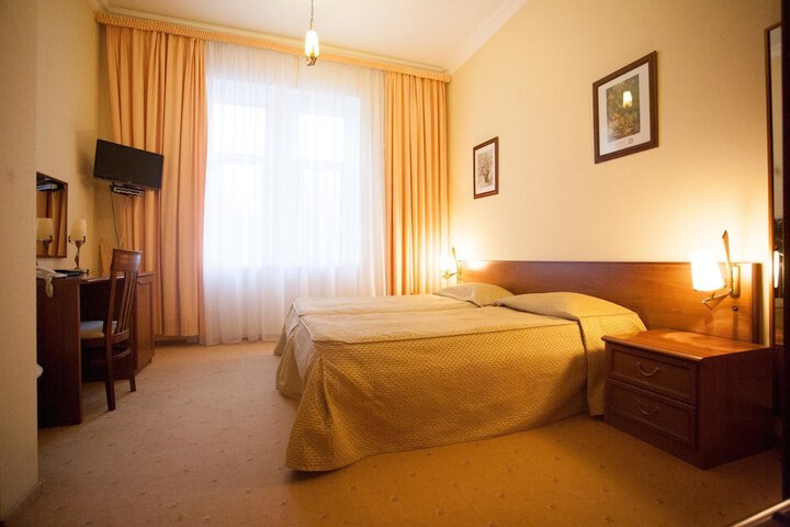 Room 9 of 105