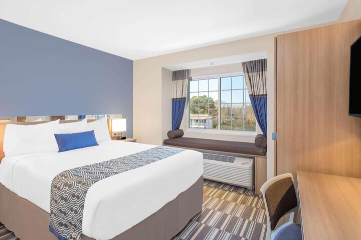 1 Queen Bed (9 of 9)