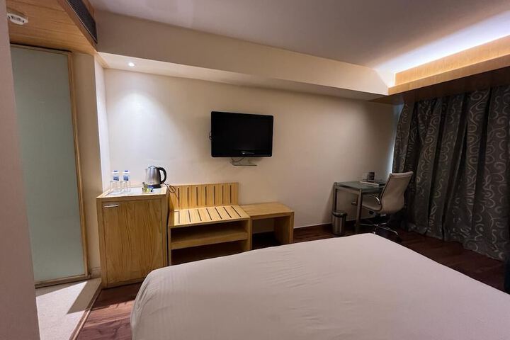 Room 7 of 32